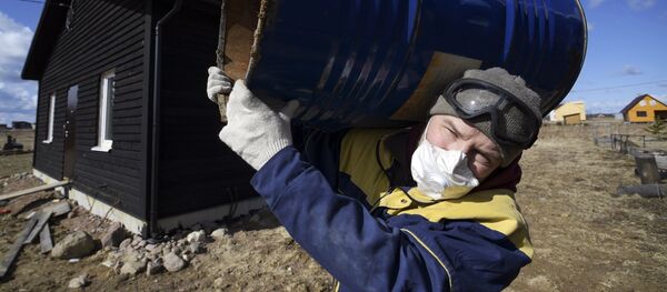 Петербуржец Евгений Грин на строительстве дома в Ленинградской области во время карантинного периода, куда он планирует переехать вместе с семьей - 俄罗斯卫星通讯社