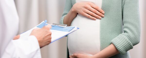 Врач с беременной женщиной во время консультации - 俄罗斯卫星通讯社