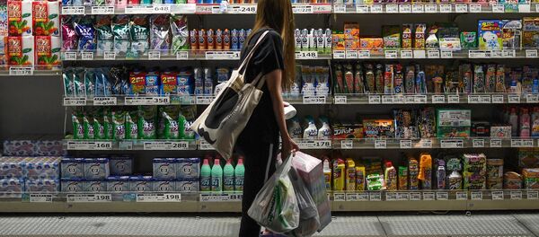 Женщина у прилавка в супермаркете в Токио,  Япония - 俄罗斯卫星通讯社