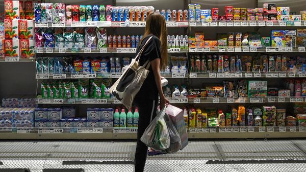 Женщина у прилавка в супермаркете в Токио,  Япония - 俄羅斯衛星通訊社
