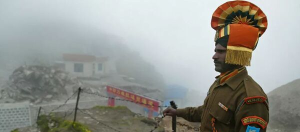 In this photograph taken on July 10, 2008 an Indian soldier stands guard at the ancient Nathu La border crossing between India and China In this photograph taken on July 10, 2008 an Indian soldier stands guard at the ancient Nathu La border crossing between India and China - 俄羅斯衛星通訊社