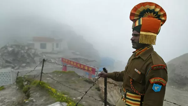 In this photograph taken on July 10, 2008 an Indian soldier stands guard at the ancient Nathu La border crossing between India and China - 俄羅斯衛星通訊社
