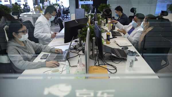 JD Health doctors use computers to chat online as they consult with patients at the JD.com headquarters  - 俄罗斯卫星通讯社