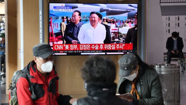 Люди смотрят телевизионную трансляцию новостей о северокорейском лидере Ким Чен Ыне, Сеул, Южная Корея - 俄羅斯衛星通訊社