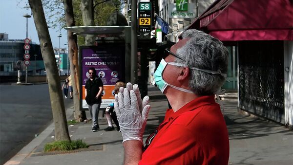 Мужчина в защитной маске на улице Парижа, Франция.  - 俄罗斯卫星通讯社