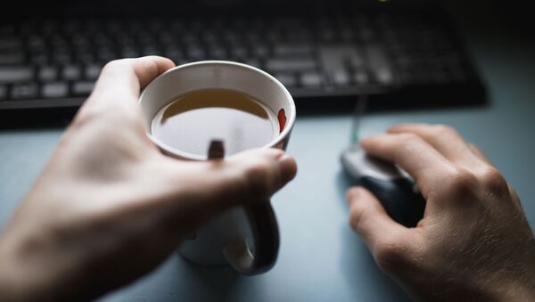 Мужчина с чашкой чая и ноутбуком - 俄罗斯卫星通讯社
