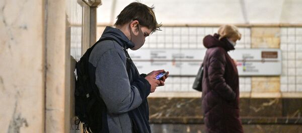 Пассажиры в защитных масках на станции метро Таганская Кольцевой линии в Москве Пассажиры в защитных масках на станции метро Таганская Кольцевой линии в Москве - 俄罗斯卫星通讯社