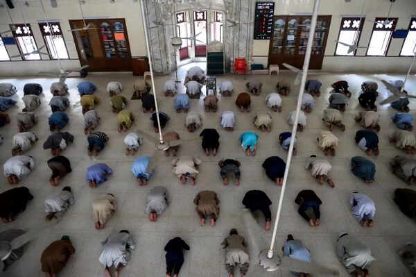 Мусульмане сохраняют дистанцию во время полуденной молитвы в целях профилактики коронавируса в мечети в Карачи - 俄羅斯衛星通訊社
