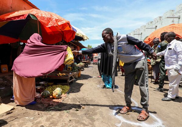 Мужчина покупает фрукты, сохраняя дистанцию в целях профилактики коронавируса, в Могадишо, Сомали - 俄罗斯卫星通讯社