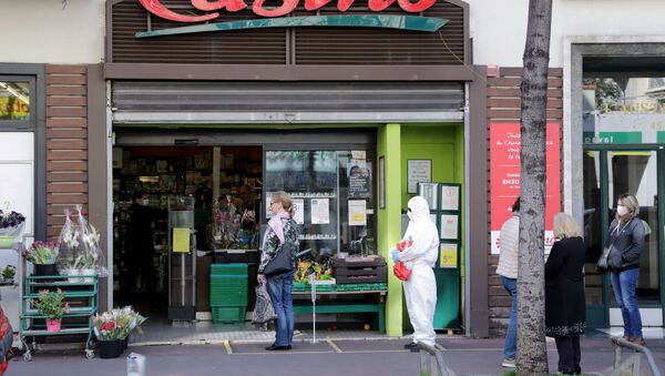 Люди сохраняют дистанцию в целях профилактики коронавируса в очереди в магазин в Ницце, Франция - 俄罗斯卫星通讯社