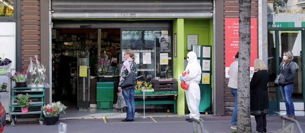 Люди сохраняют дистанцию в целях профилактики коронавируса в очереди в магазин в Ницце, Франция - 俄罗斯卫星通讯社