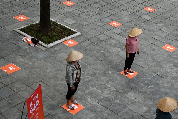 Люди сохраняют дистанцию в целях профилактики коронавируса в очереди за бесплатным рисом в Ханое, Вьетнам - 俄罗斯卫星通讯社