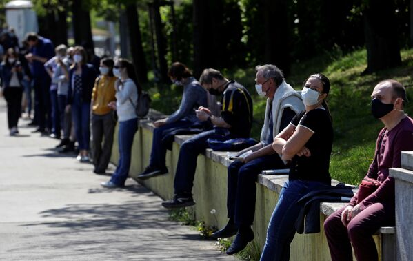 Люди в очереди в ожидании тестирования на COVID-19 в Праге, Чехия - 俄罗斯卫星通讯社