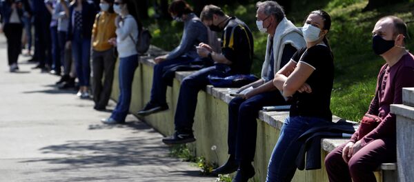 Люди в очереди в ожидании тестирования на COVID-19 в Праге, Чехия - 俄罗斯卫星通讯社