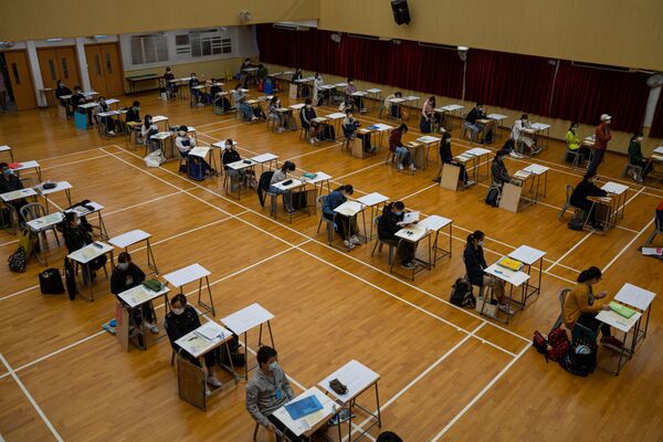 Студенты во время сдачи экзамена в Гонконге, Китай - 俄罗斯卫星通讯社