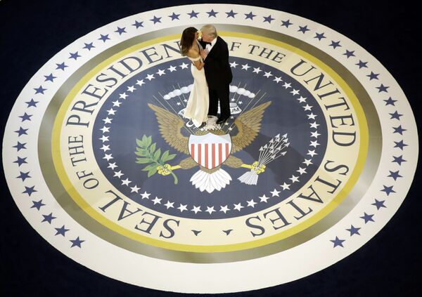 美国总统唐纳德•特朗普在华盛顿与第一夫人梅拉尼娅共舞
 - 俄罗斯卫星通讯社