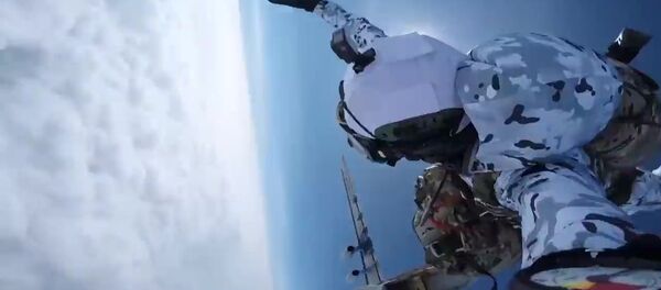 俄空降兵在北极完成万米空降 为世界首次  - 俄罗斯卫星通讯社