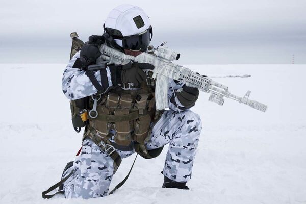 俄空降兵在北極完成萬米空降 為世界首次  - 俄羅斯衛星通訊社