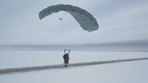 三名俄罗斯人完成人类历史上首次北极平流层跳伞