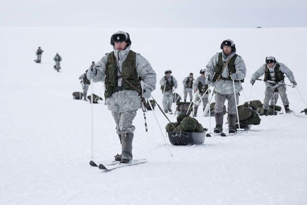 俄空降兵在北极完成万米空降 为世界首次  - 俄罗斯卫星通讯社