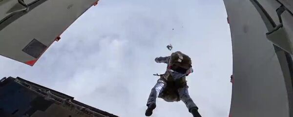 Российские десантники совершают групповое десантирование с самолета Ил-76 на новых парашютных системах с высоты 10 000 метров в экстремальных условиях Арктики Российские десантники совершают групповое десантирование с самолета Ил-76 на новых парашютных системах с высоты 10 000 метров в экстремальных условиях Арктики - 俄罗斯卫星通讯社