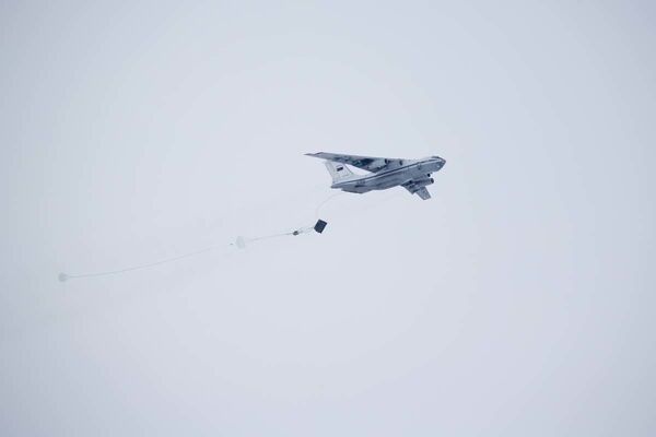 俄空降兵在北極完成萬米空降 為世界首次  - 俄羅斯衛星通訊社
