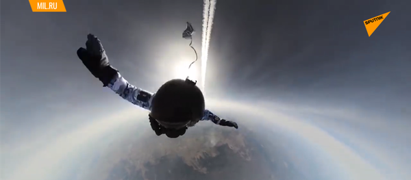 俄空降部队全球首次从北极平流层下界开展空降训练  - 俄罗斯卫星通讯社