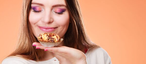 Девушка вдыхает аромат пирожного - 俄罗斯卫星通讯社