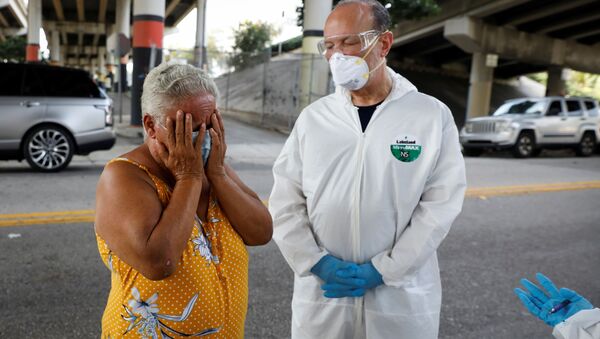 Бездомная женщина во время теста на коронавирус в центре города Майами, США - 俄羅斯衛星通訊社