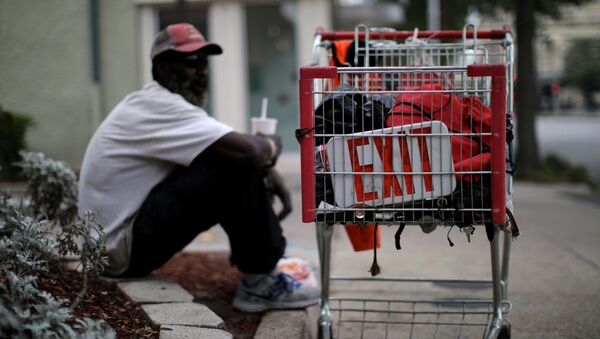 Бездомный мужчина у тележки с надписью выход в Новом Орлеане, США - 俄羅斯衛星通訊社