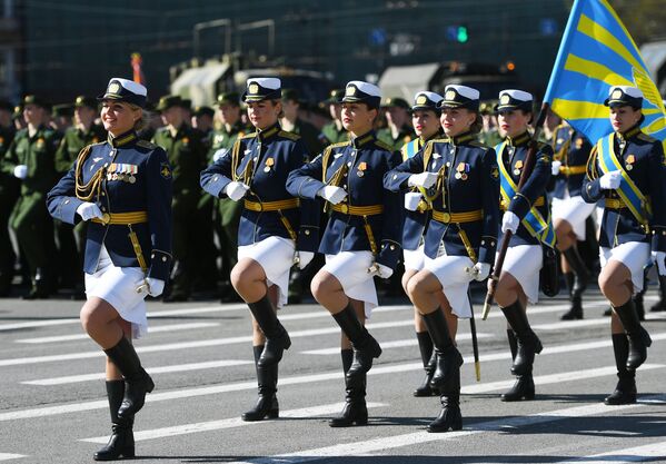 胜利日阅兵式上身着戎装的靓丽倩影  - 俄罗斯卫星通讯社