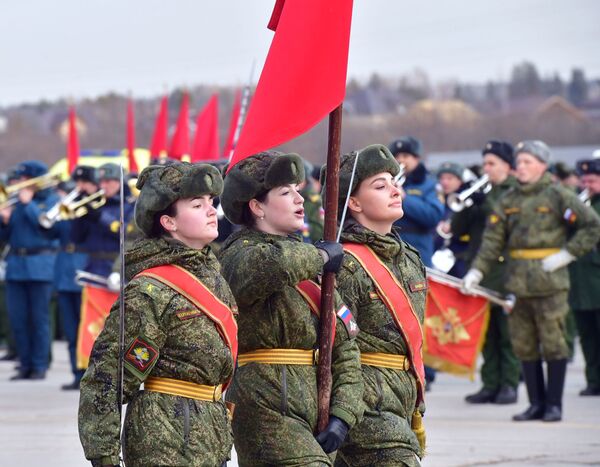 胜利日阅兵式上身着戎装的靓丽倩影  - 俄罗斯卫星通讯社