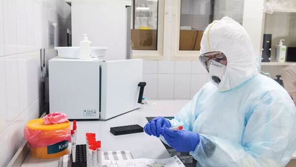Сотрудники лаборатории проводят тесты на коронавирус. - 俄羅斯衛星通訊社