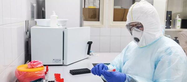 Сотрудники лаборатории проводят тесты на коронавирус. - 俄羅斯衛星通訊社