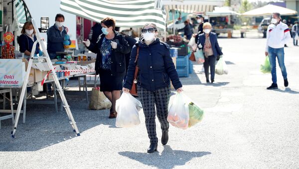 Люди с покупками на рынке в Чистернино, Италия - 俄罗斯卫星通讯社