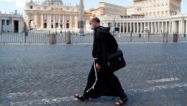 Монах на опустевшей площади Святого Петра, Ватикан - 俄羅斯衛星通訊社