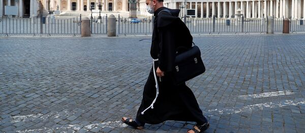 Монах на опустевшей площади Святого Петра, Ватикан - 俄罗斯卫星通讯社