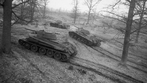 Советские танки Т-34 выходят на рубежи атаки - 俄罗斯卫星通讯社