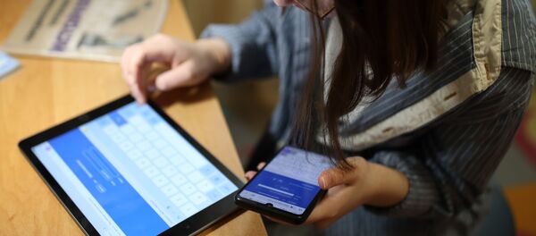 Школьница во время дистанционного обучения дома Школьница во время дистанционного обучения дома - 俄罗斯卫星通讯社