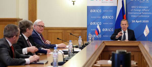 Министр иностранных дел РФ Сергей Лавров (справа) принимает участие в онлайн-встрече глав МИД стран БРИКС. - 俄罗斯卫星通讯社
