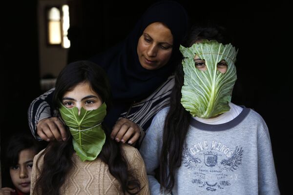 Палестинка надевает на свои детей маски из капусты - 俄羅斯衛星通訊社
