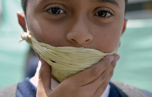 Школьник в маске, изготовленной из вторсырья и биоразлагаемых материалов, из-за нехватки медицинских масок в Колумбии - 俄罗斯卫星通讯社