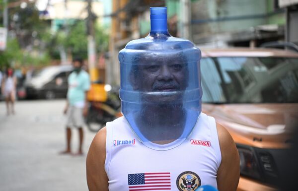 Мужчина в импровизированном защитном шлеме от коронавируса, сделанном из пластиковой бутыли, Манила - 俄罗斯卫星通讯社