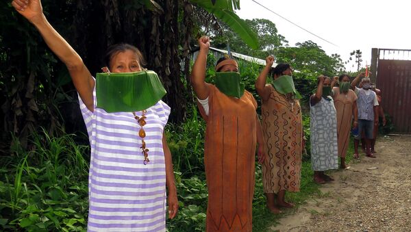 Женщины в масках из листьев протестуют против отсутствия поддержки от правительства в блрьбе с распространением коронавируса в Перу - 俄羅斯衛星通訊社