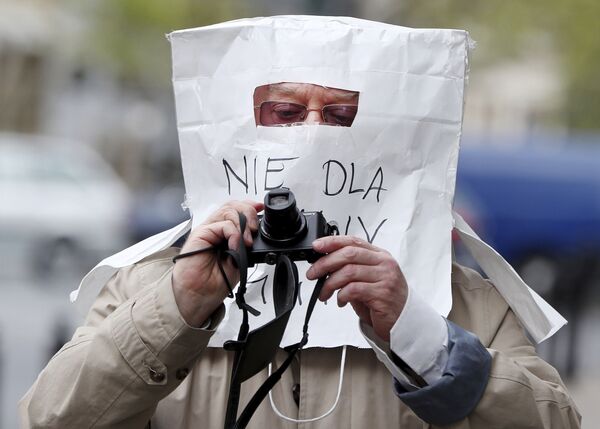 Фотограф в защитной маске, сделанной из бумажного пакета, в Варшаве, Польша - 俄羅斯衛星通訊社