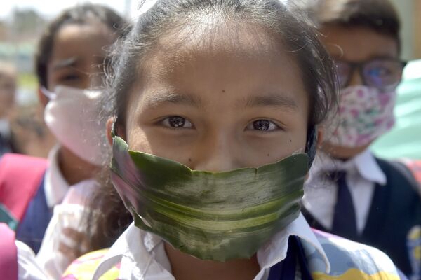 Колумбийская школьница в защитной маске из вторсырья и биоразлагаемых материалов - 俄罗斯卫星通讯社