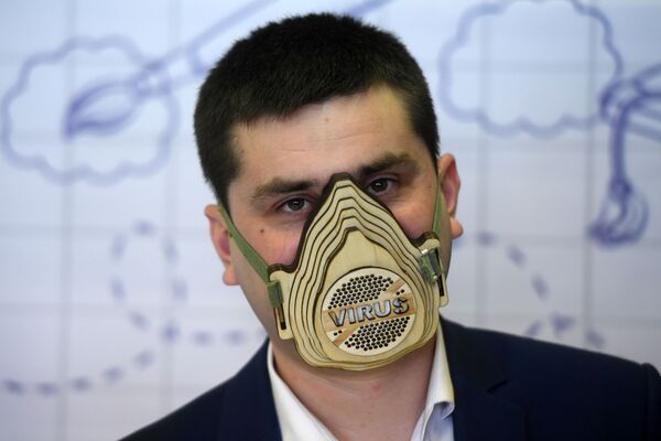 Житель Татарстана Радик Гурьев в изготовленной им из фанеры многоразовой маске - 俄羅斯衛星通訊社