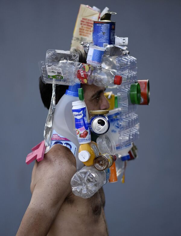 Бразильский фэшн-фотограф Марсио Родригес в самодельной защитной маске из бутылок, банок и коробок - 俄羅斯衛星通訊社