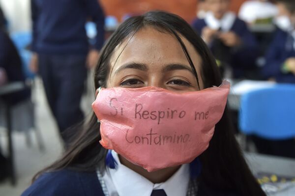Колумбийская школьница в защитной маске из вторсырья и биоразлагаемых материалов - 俄罗斯卫星通讯社
