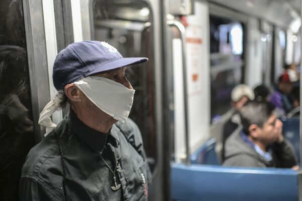Мужчина в самодельной защитной маске из туалетной бумаги в метро в Мехико, Мексика - 俄羅斯衛星通訊社
